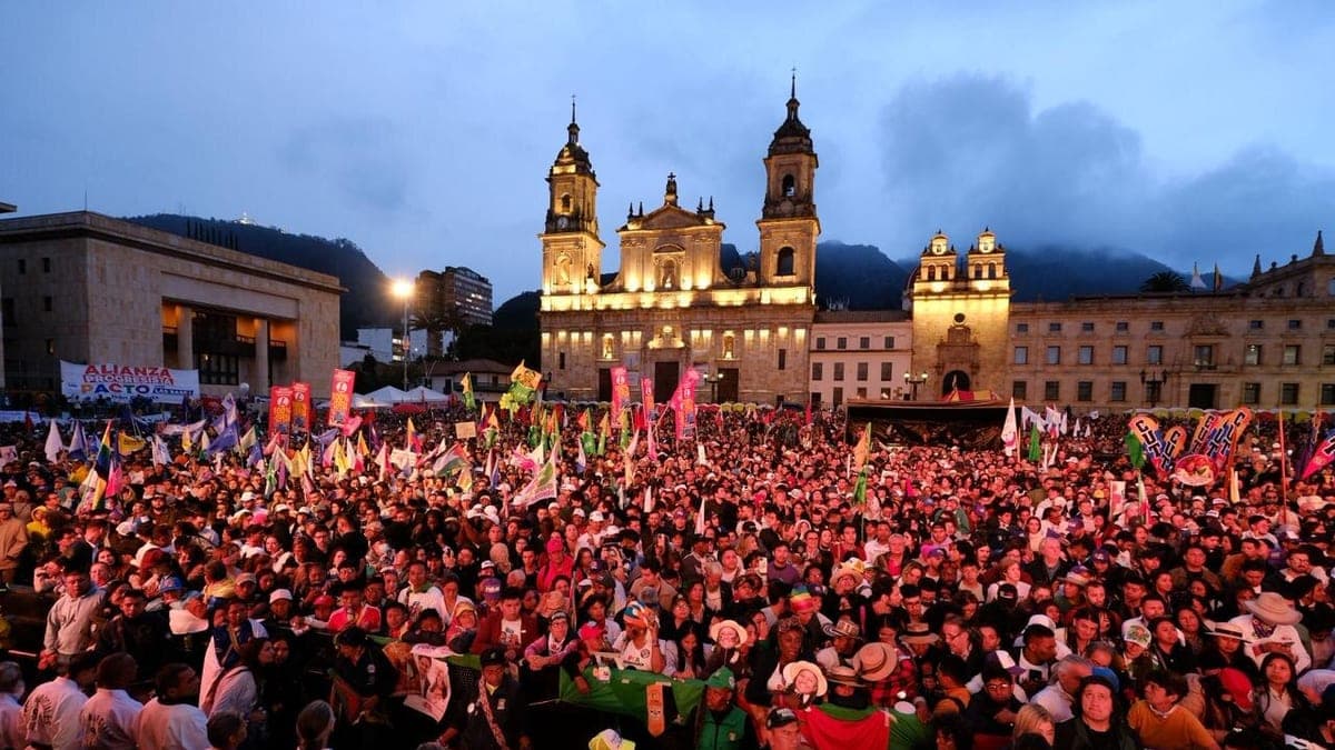 Multitud en un acto político en la Plaza de Bolívar de Bogotá, mayo de 2026