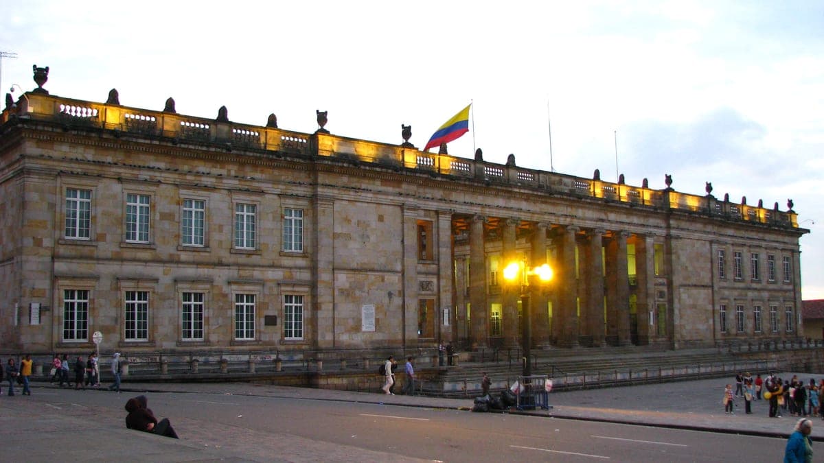 Capitolio Nacional de Colombia al atardecer con la bandera izada