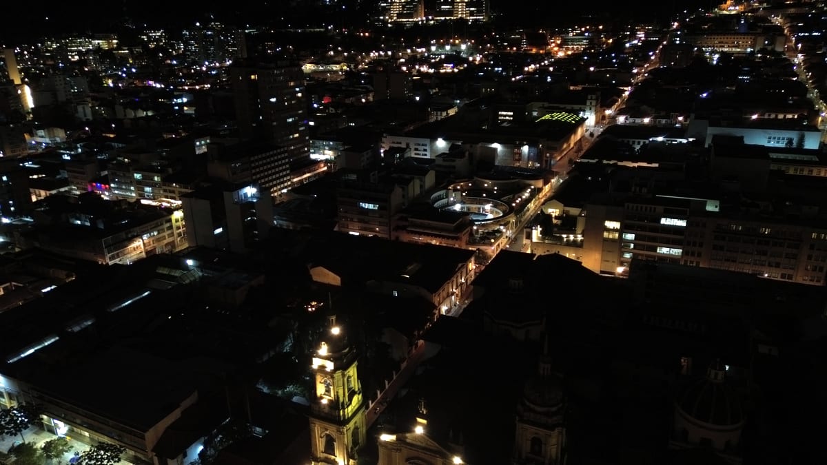 Vista aérea nocturna del centro de Bogotá