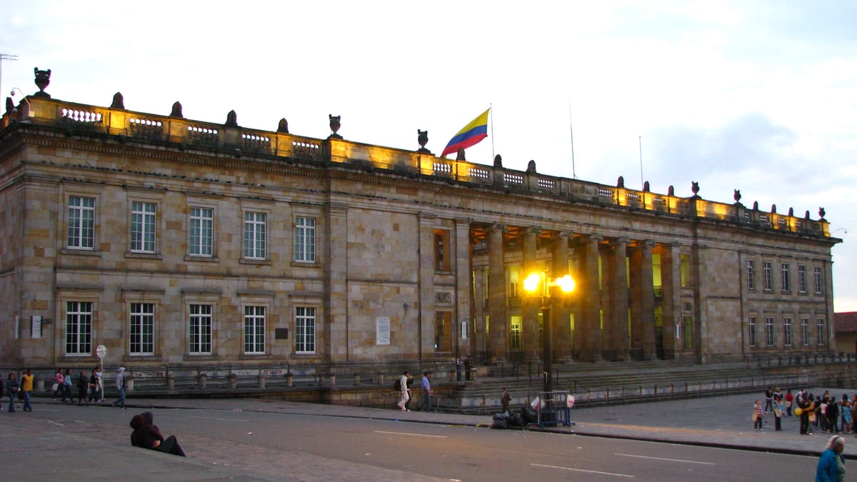 Capitolio Nacional de Colombia al atardecer con la bandera izada